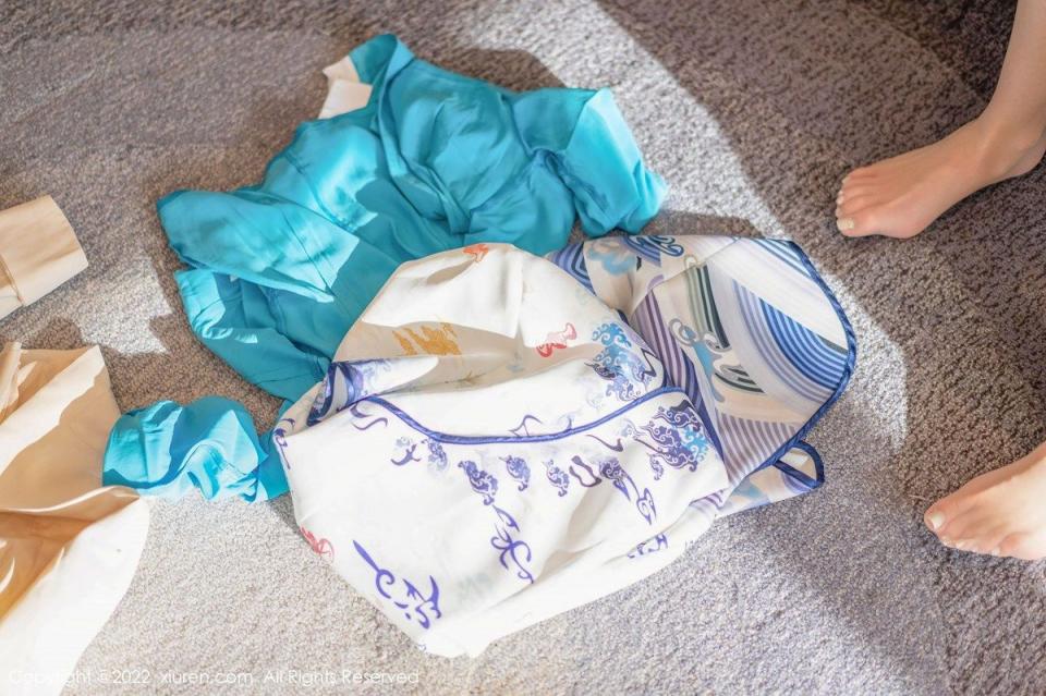 女女百合 - 客厅姐妹，沙发地毯桌椅大床都是我们的