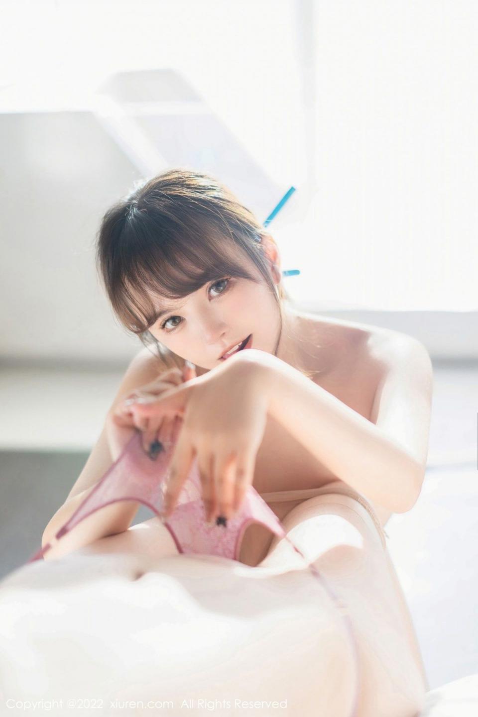 女女百合 - 客厅姐妹，沙发地毯桌椅大床都是我们的