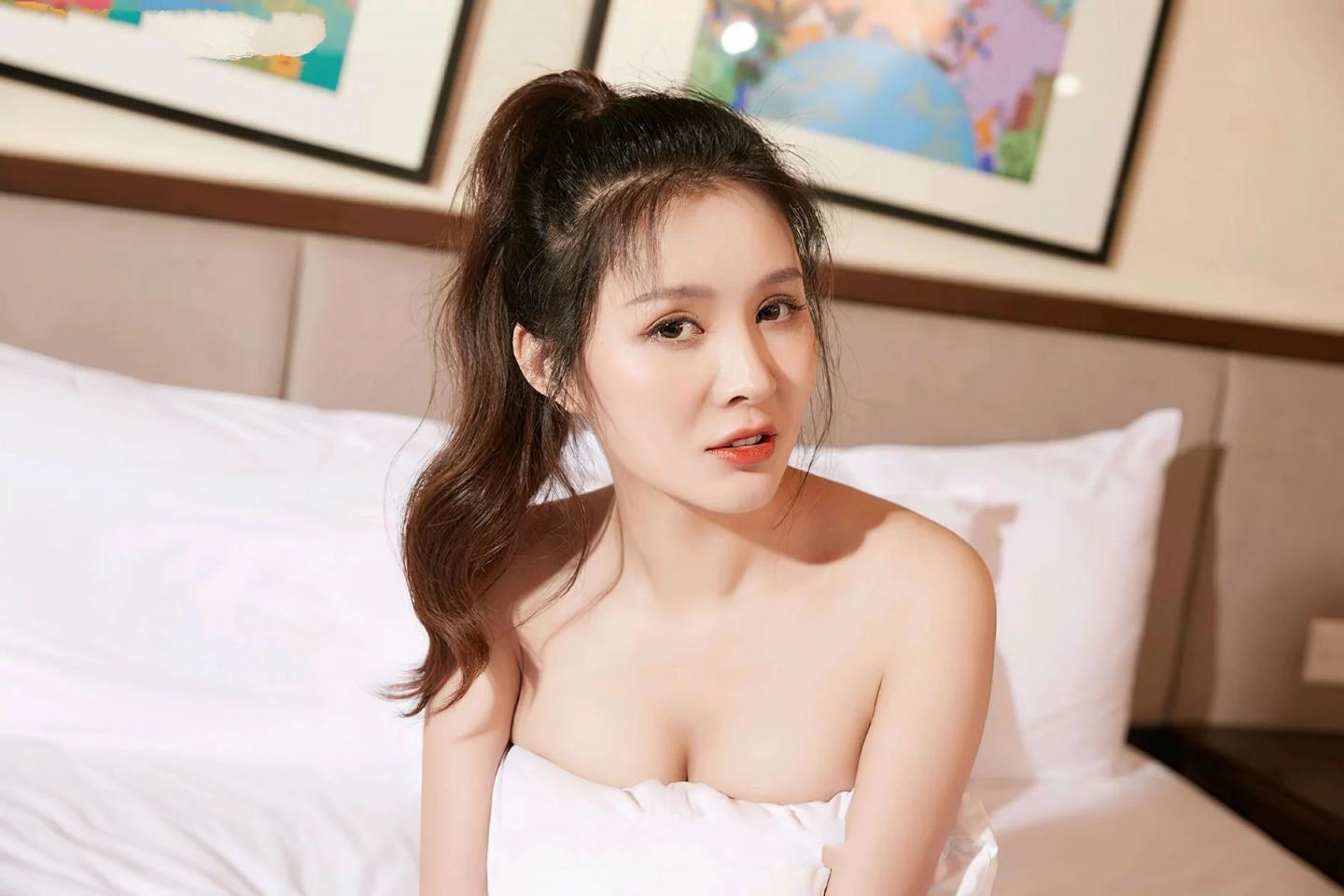 黄金宝儿 玉体美乳